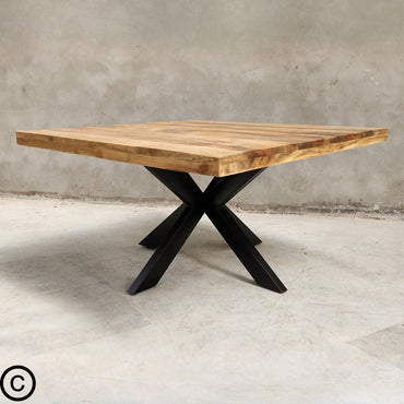 Apportez une touche de raffinement naturel et de modernité à votre intérieur avec cette magnifique table industrielle carrée idéale pour créer une ambiance chaleureuse et conviviale. Kukuu, meubles industriels de qualité.